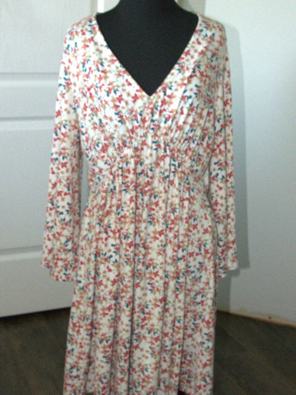 Vtg. White Birch V-neck Dress with Floral Pattern an 3/4 angel sleeves sz Large